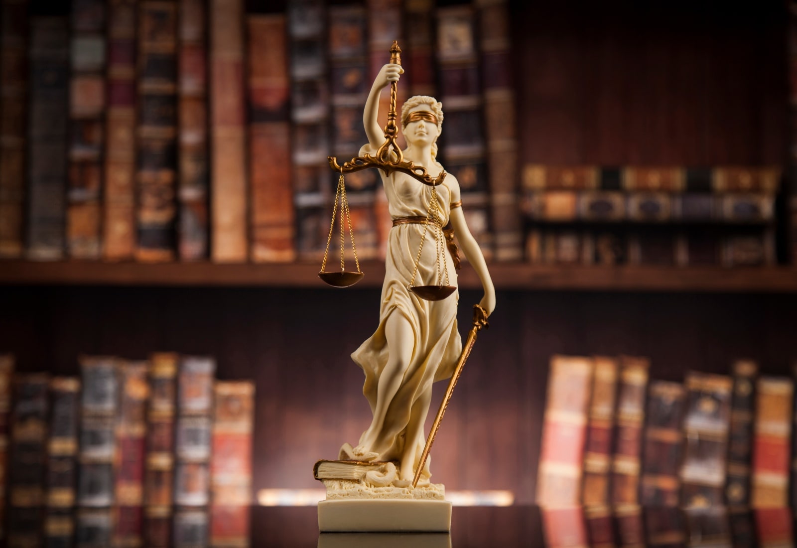 lady-justice-ai-assistant-min